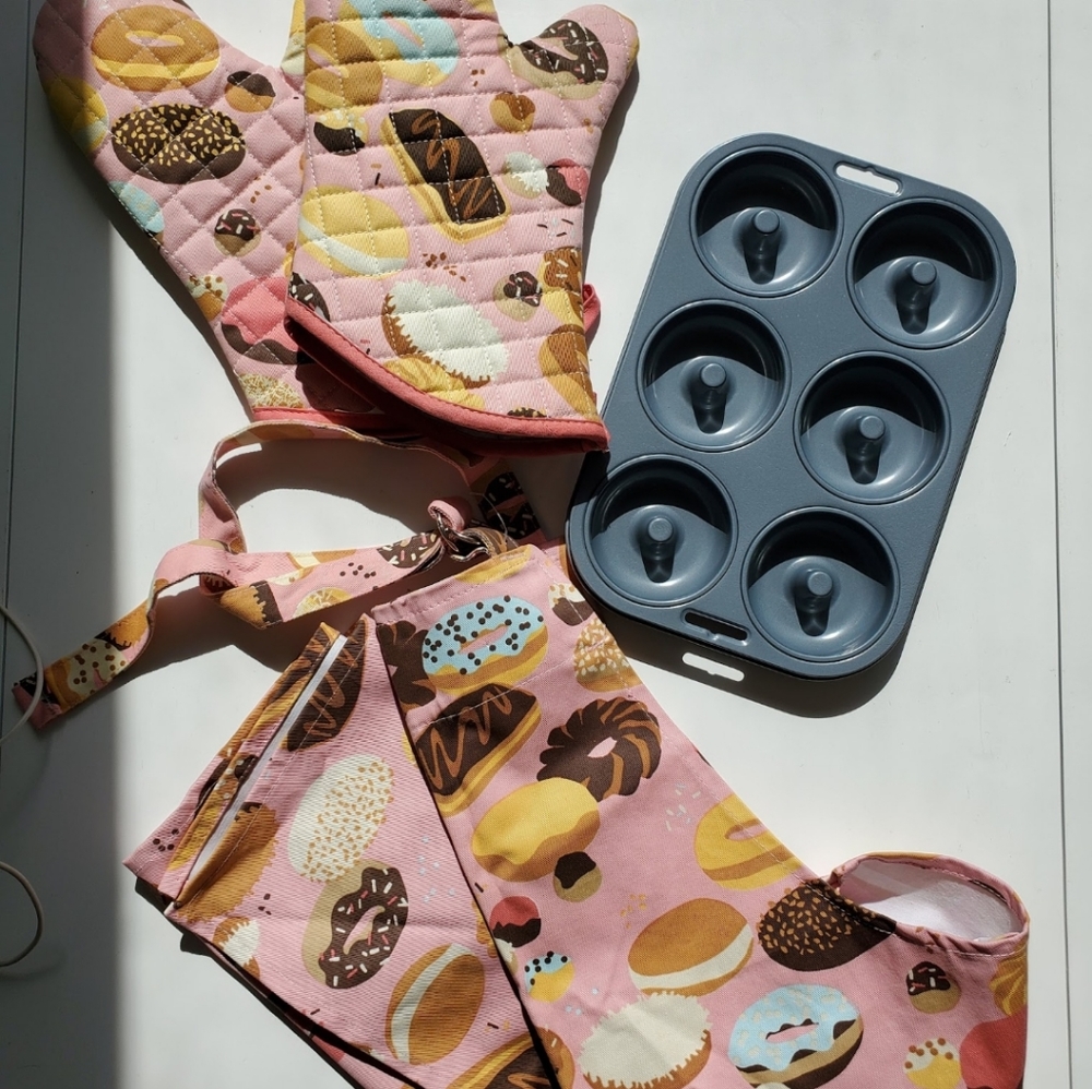 Donut Baking Set (Aprons, gloves, pan)